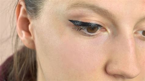 Create a retro-inspired magic flick eyeliner look
